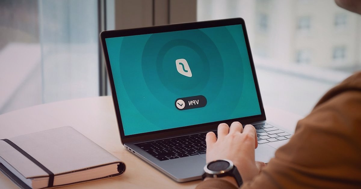 Google Ads E-Ticaret Kampanyası 2026: Adım Adım Başarı Rehberi - person managing digital currency on a laptop