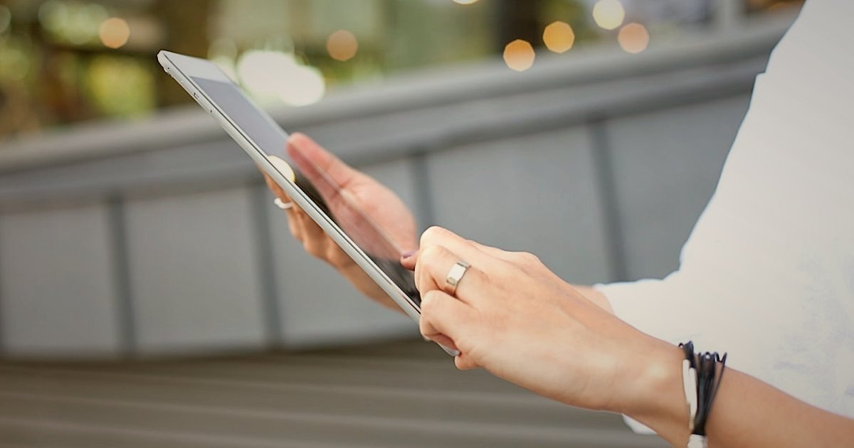 Google Ads E-Ticaret Kampanyası 2026: Adım Adım Başarı Rehberi - person interacting with targeted ads on a tablet