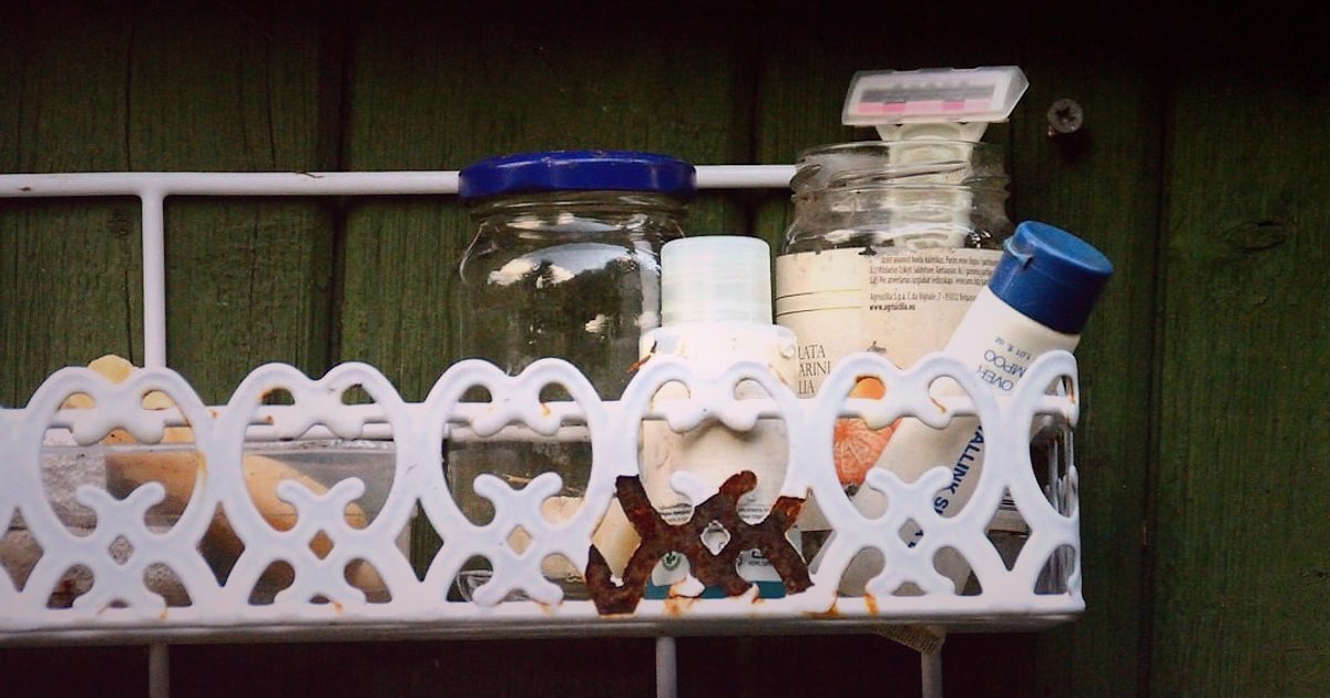 Göz Kremi Satışında Stok Tükenmez: 2026 Tedarik Zinciri Sırları - empty shelf with a single discarded eye cream tube