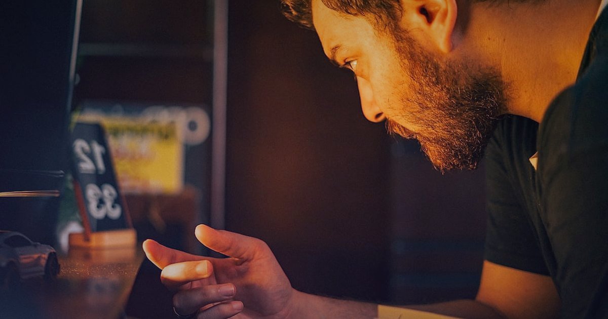 Göz Kremi Satışında Stok Tükenmez: 2026 Tedarik Zinciri Sırları - frustrated customer looking at an empty order confirmation screen on their phone