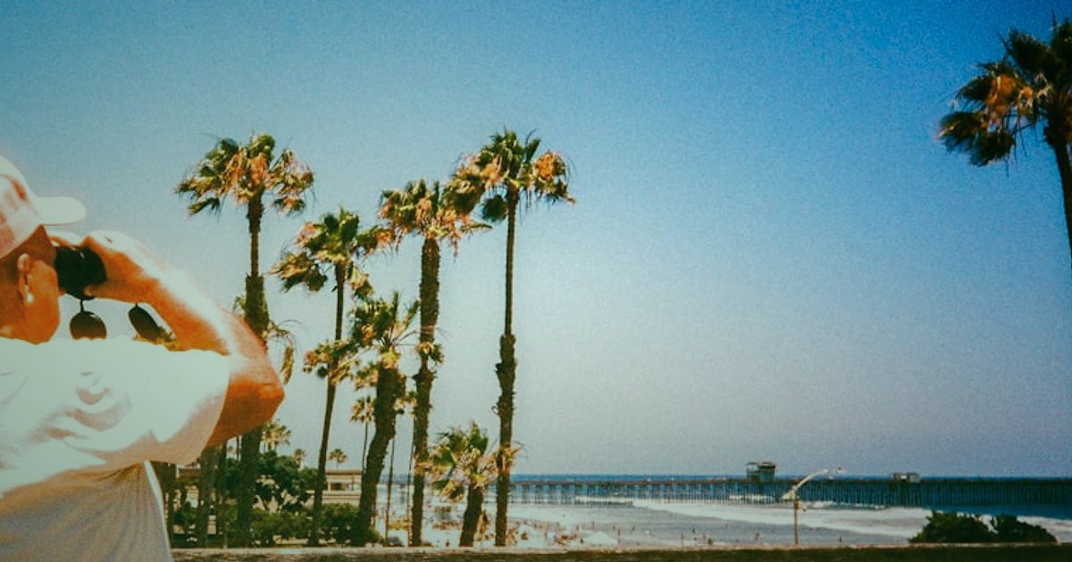 Güneş Kremi Satışında Başlangıç Hataları: 2026'da Kaçınmanız Gerekenler - sunburnt woman applying sunscreen beach tropical