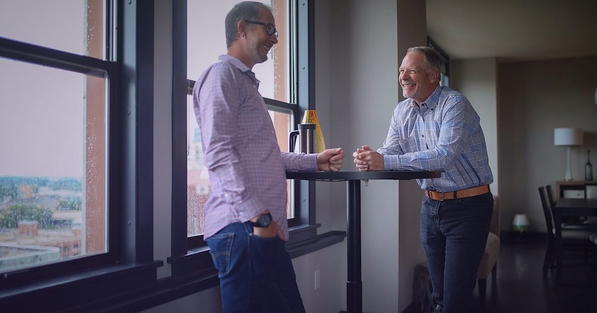 Güneş Kremi Satışında Başlangıç Hataları: 2026'da Kaçınmanız Gerekenler - handshake between two business people in modern office