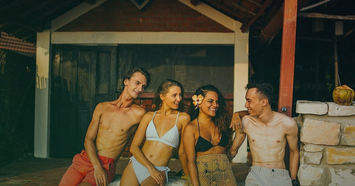 Güneş Kremi Satışında Başlangıç Hataları: 2026'da Kaçınmanız Gerekenler - social media feed with sunscreen product ads