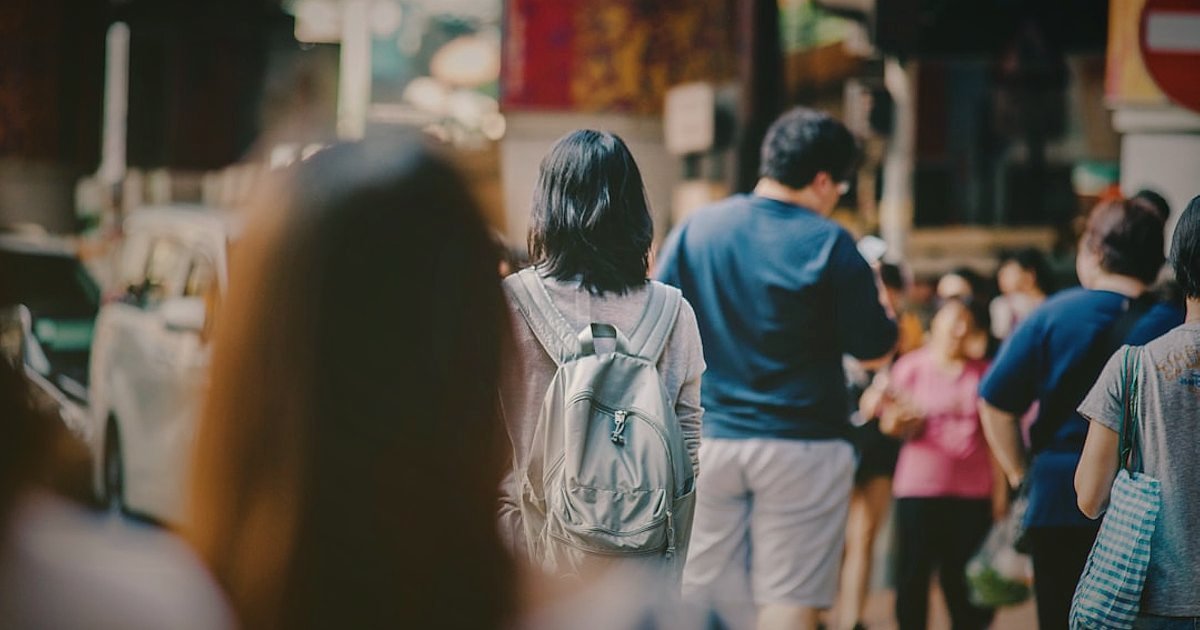 Günlük Ayakkabı Ürün Açıklaması ve Başlıkları: 2026'da Satışları Patlatın! - diverse group of people walking city street casual wear