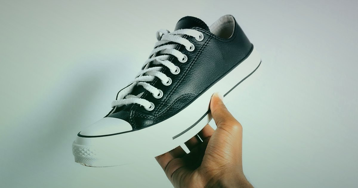 Günlük Ayakkabı Ürün Açıklaması ve Başlıkları: 2026'da Satışları Patlatın! - close up hand holding stylish leather sneaker studio shot