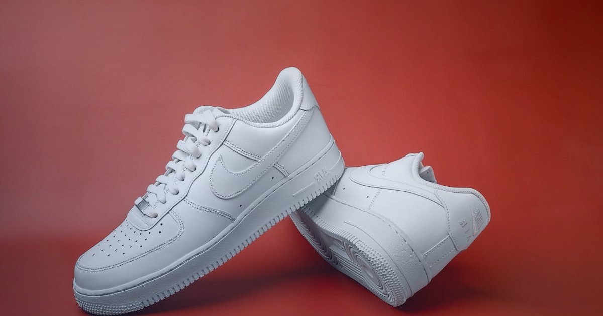 Günlük Ayakkabı Ürün Açıklaması ve Başlıkları: 2026'da Satışları Patlatın! - multiple angles of a white sneaker on a clean white background
