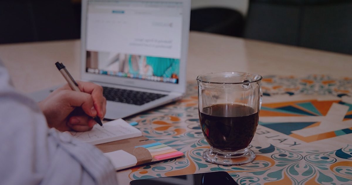 Günlük Ayakkabı Ürün Açıklaması ve Başlıkları: 2026'da Satışları Patlatın! - person writing on a notebook with a laptop and coffee on table