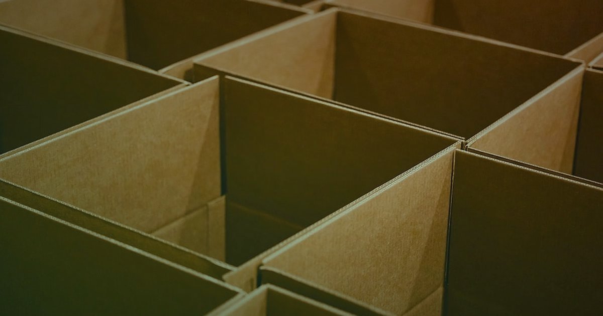 Günlük Ayakkabı Ürün Açıklaması ve Başlıkları: 2026'da Satışları Patlatın! - pile of diverse shoe boxes stacked in a warehouse