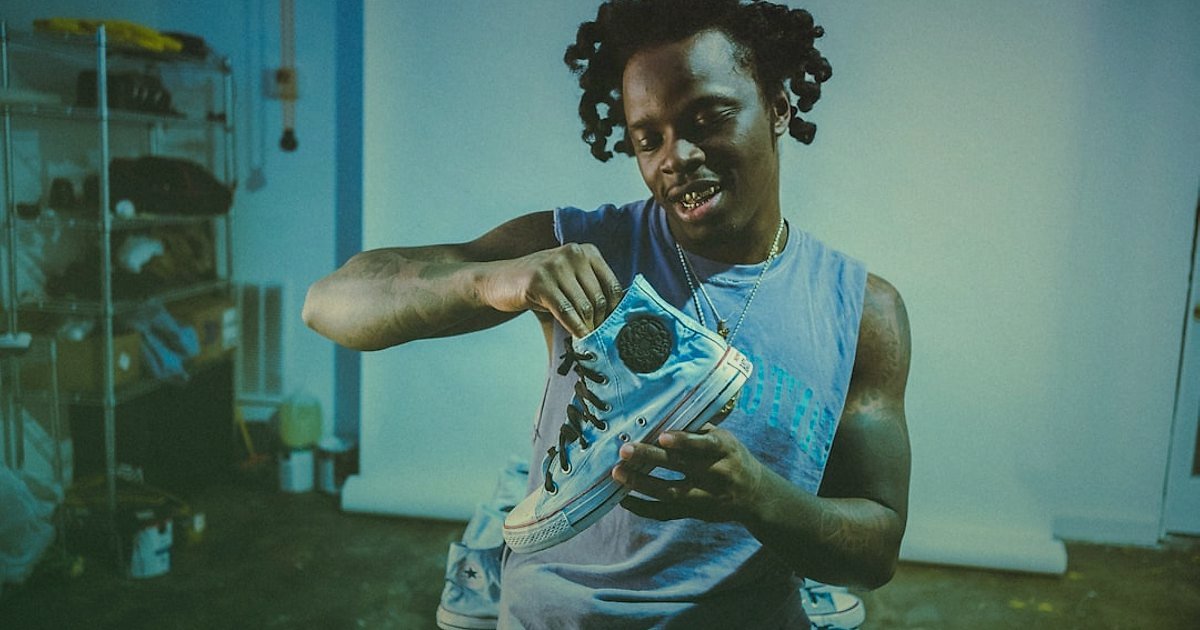 Günlük Ayakkabı Ürün Açıklaması ve Başlıkları: 2026'da Satışları Patlatın! - person happily unboxing new sneakers