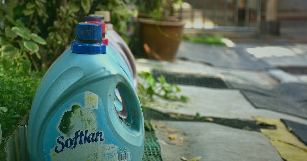 Güvenilir Çamaşır Deterjanı Tedarikçisi Bulma ve Doğrulama Rehberi 2026 - close-up view of various laundry detergent bottles stacked neatly