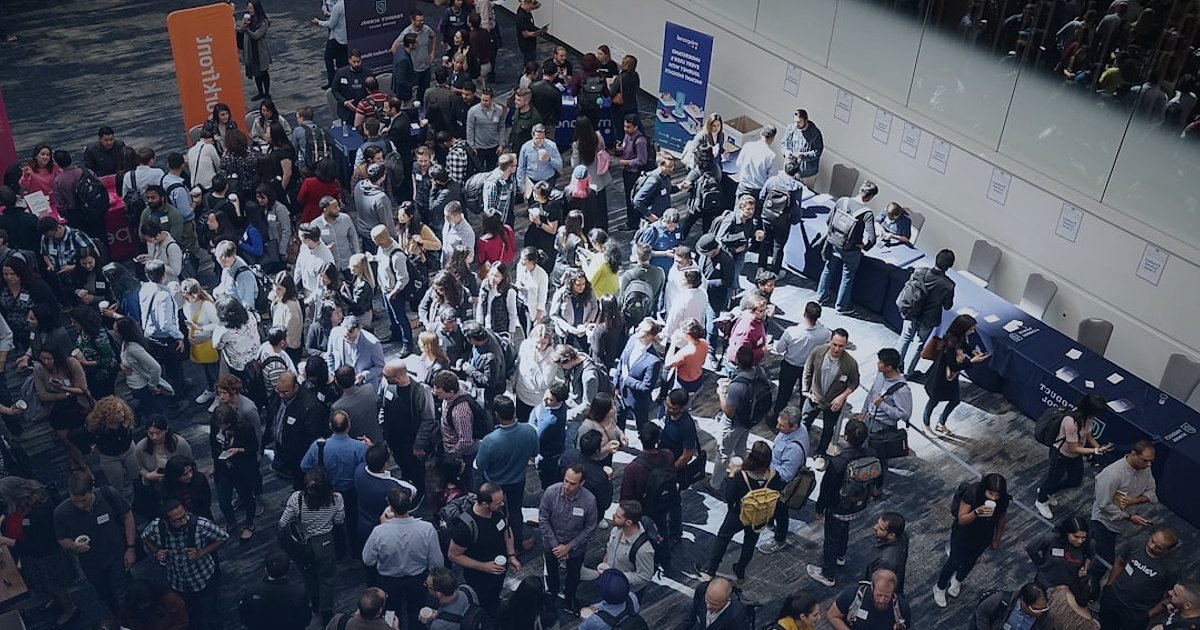 Güvenilir Çamaşır Deterjanı Tedarikçisi Bulma ve Doğrulama Rehberi 2026 - diverse group of people networking at a brightly lit trade show booth