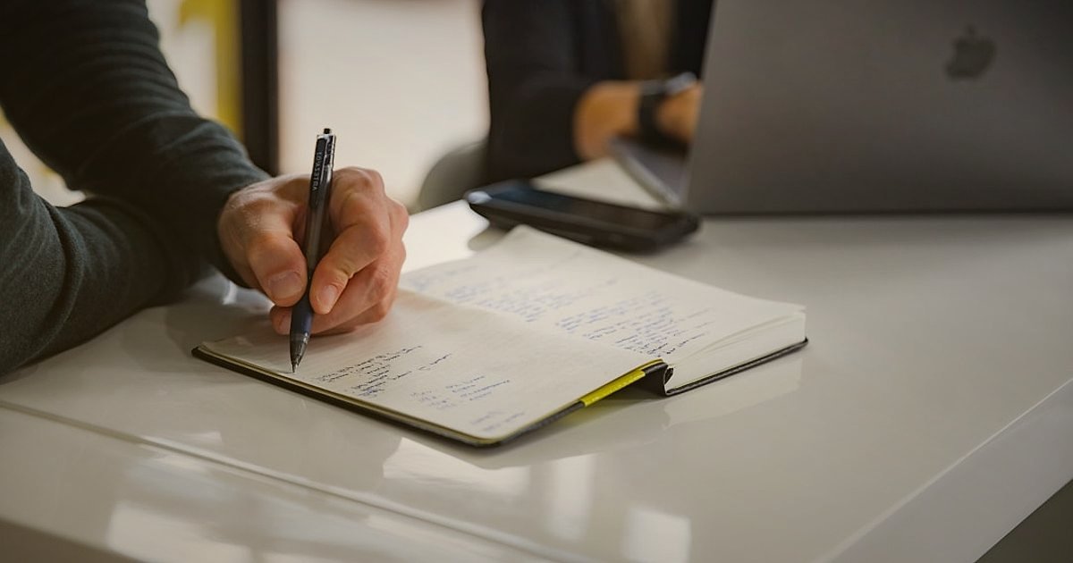 Güvenilir Çamaşır Deterjanı Tedarikçisi Bulma ve Doğrulama Rehberi 2026 - person signing a business contract at a modern office desk