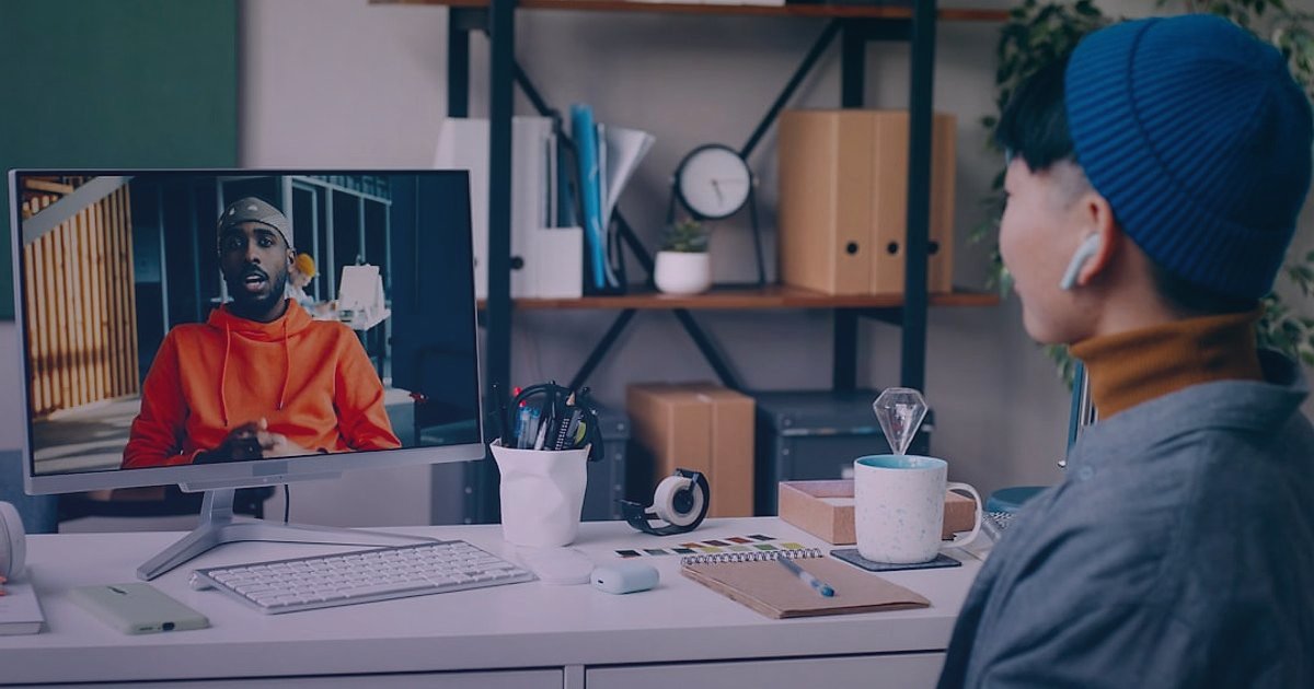 Güvenilir Çamaşır Deterjanı Tedarikçisi Bulma ve Doğrulama Rehberi 2026 - person calmly discussing issues over a video call with a supplier representative