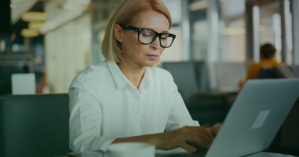 Güvenli Adımlarla Salon & Oturma Grubu Tedarikçisi Seçimi: 2026 Rehberi - professional woman researching suppliers online laptop