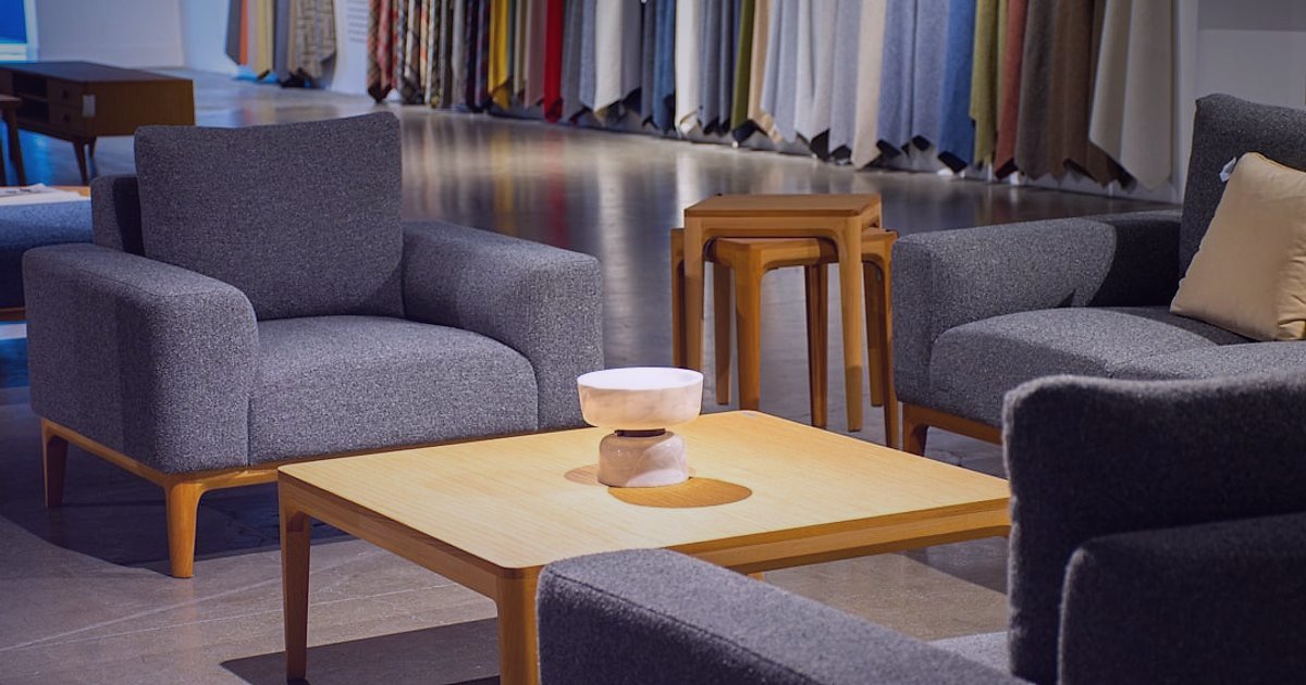 Güvenli Adımlarla Salon & Oturma Grubu Tedarikçisi Seçimi: 2026 Rehberi - furniture showroom displaying modern sofas and armchairs