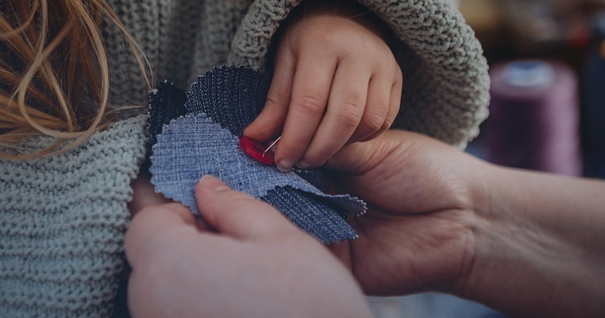 Güvenli Adımlarla Salon & Oturma Grubu Tedarikçisi Seçimi: 2026 Rehberi - hands examining fabric swatch on a mini sofa sample
