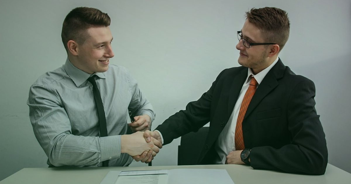 Güvenli Adımlarla Salon & Oturma Grubu Tedarikçisi Seçimi: 2026 Rehberi - handshake agreement between two business partners in an office