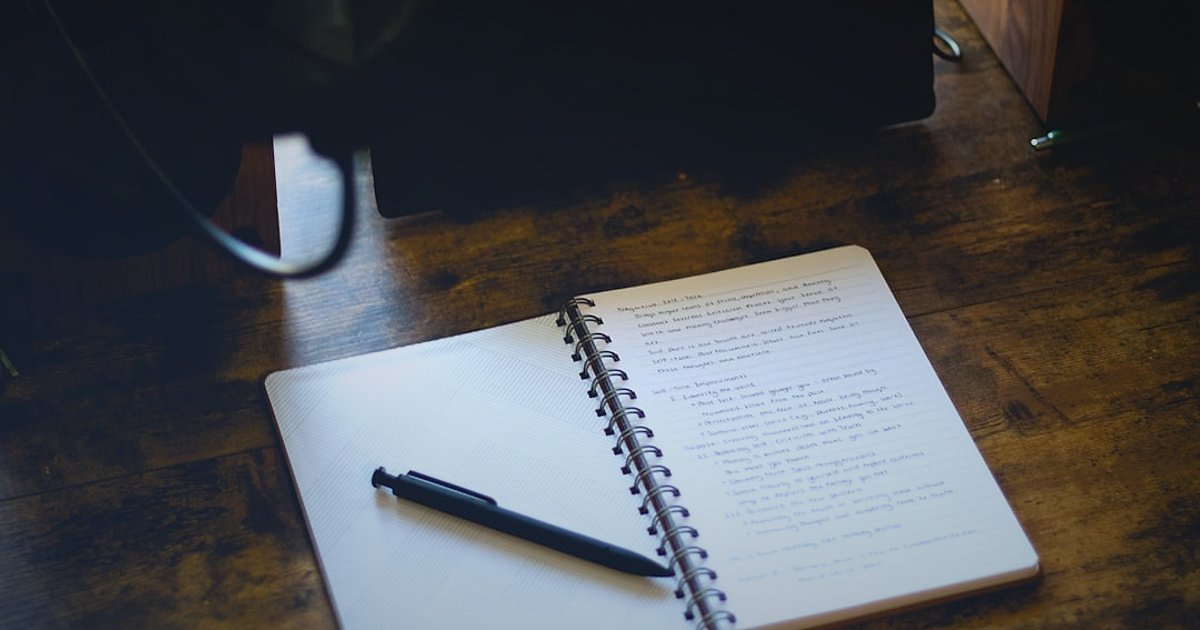 Güvenli Adımlarla Salon & Oturma Grubu Tedarikçisi Seçimi: 2026 Rehberi - legal documents with pen and glasses on a wooden desk