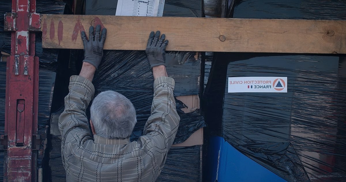 Güvenli Adımlarla Salon & Oturma Grubu Tedarikçisi Seçimi: 2026 Rehberi - logistics manager overseeing furniture loading onto a truck