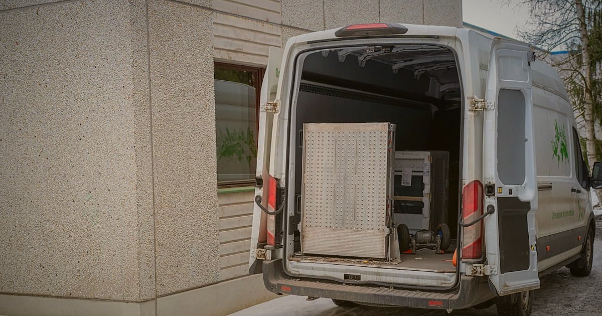 Halı Satışında Kâr Marjı ve Fiyat Belirleme: 2026 Rehberi ile Maksimum Kazanç - delivery driver carefully loading a large rolled rug into a cargo van