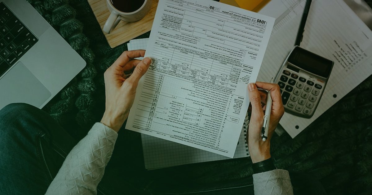 Halı Satışında Kâr Marjı ve Fiyat Belirleme: 2026 Rehberi ile Maksimum Kazanç - professional accountant reviewing a balance sheet with a calculator and tax forms on a desk