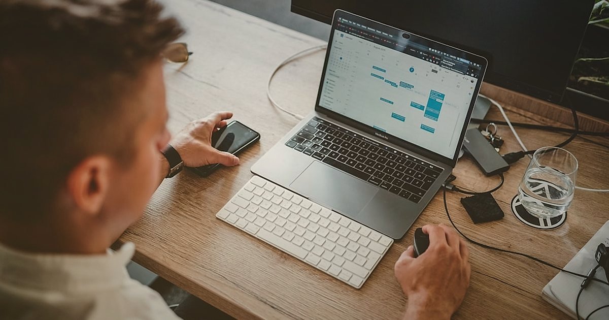 Halı Satışında Kâr Marjı ve Fiyat Belirleme: 2026 Rehberi ile Maksimum Kazanç - focused person calculating financial figures on a laptop with a modern calculator and graph on screen
