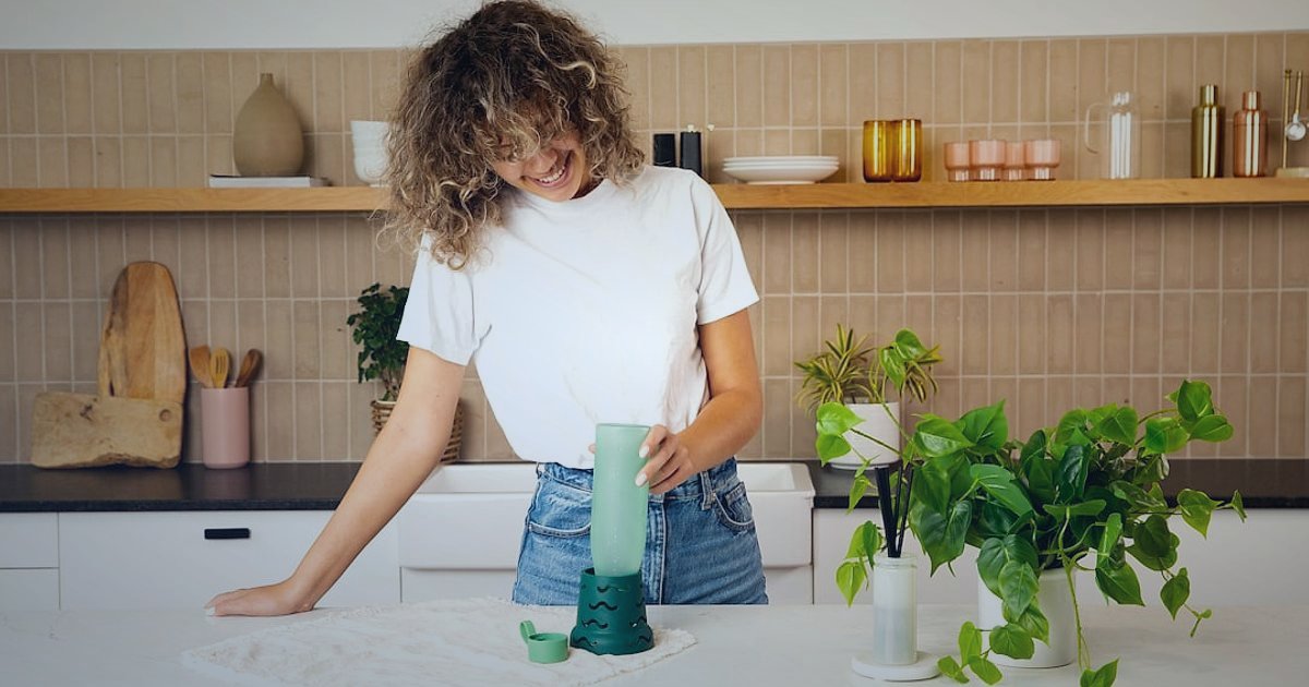 Hamile Bakım Kargo Sırları: Paketleme, Desi ve Teslimat 2026 - woman carefully wrapping fragile glass bottle in bubble wrap