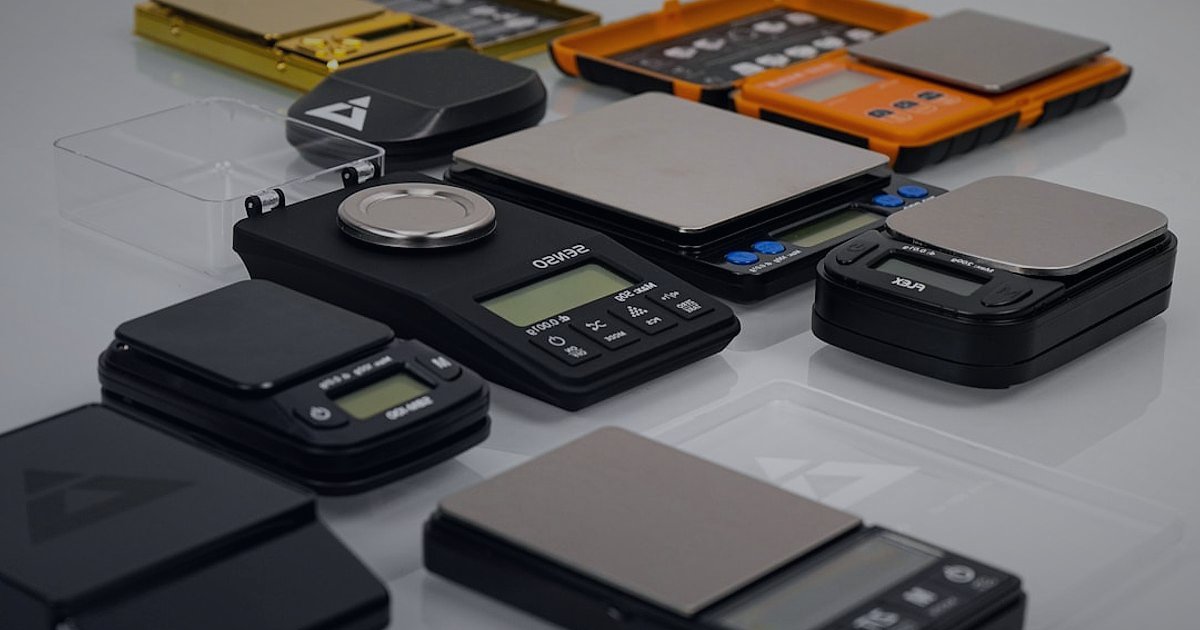 Hamile Bakım Kargo Sırları: Paketleme, Desi ve Teslimat 2026 - shipping scale measuring a small, lightweight package