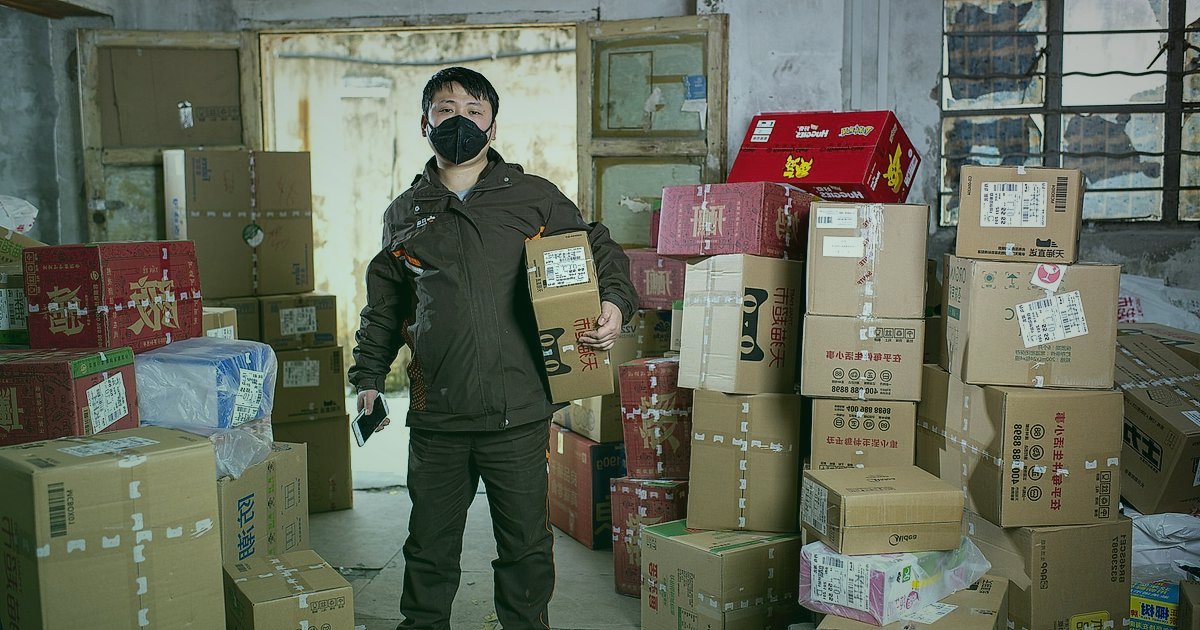 Hamile Bakım Kargo Sırları: Paketleme, Desi ve Teslimat 2026 - diverse group of courier workers sorting packages in a busy logistics hub