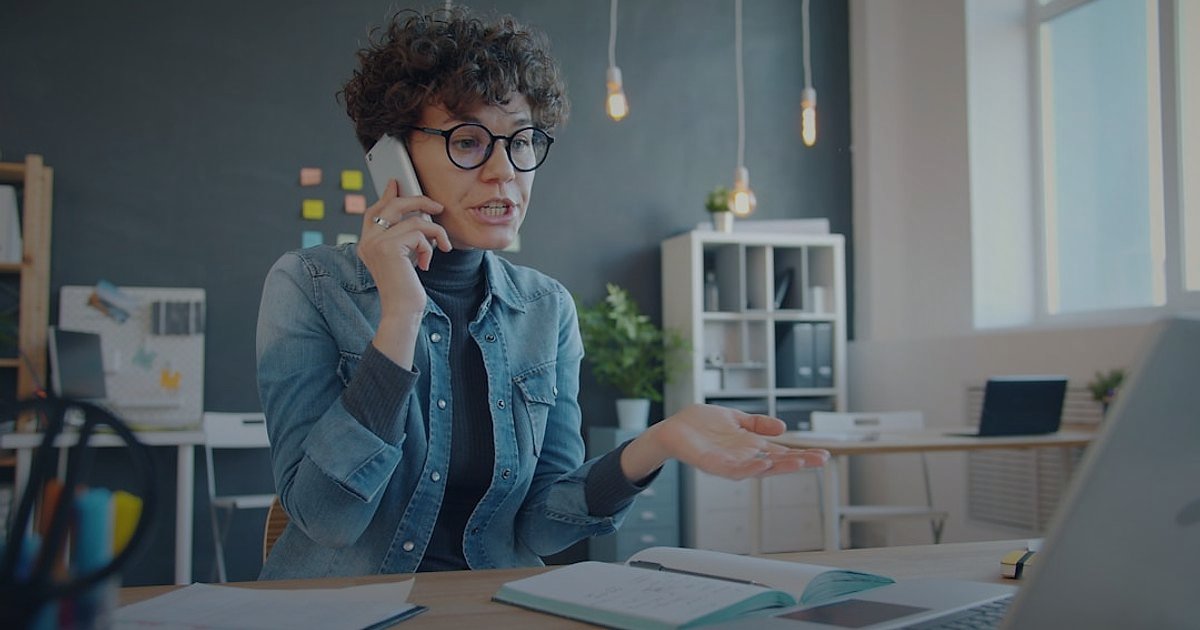Hamile Bakım Kargo Sırları: Paketleme, Desi ve Teslimat 2026 - customer service representative calmly explaining return policy over the phone