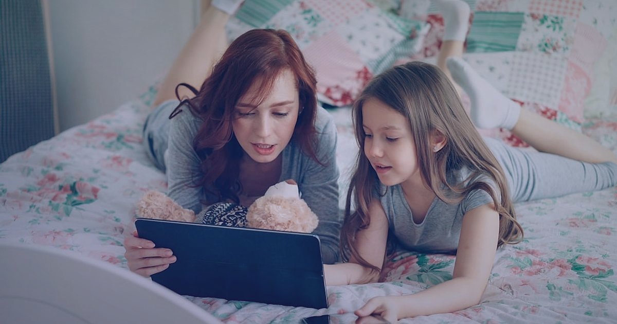 Hamile Yastığı Alıcısı 2026: Kimler Alıyor, Neden Alıyor? - expectant mother browsing online store on tablet