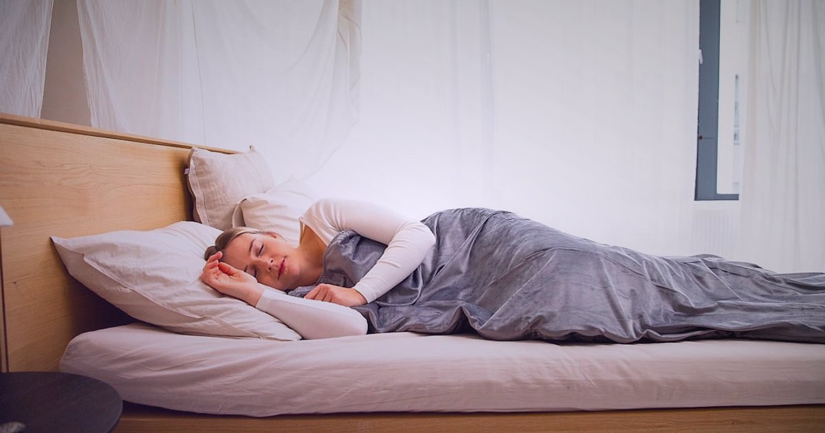 Hamile Yastığı Alıcısı 2026: Kimler Alıyor, Neden Alıyor? - pregnant woman sleeping comfortably on a large u-shaped pillow