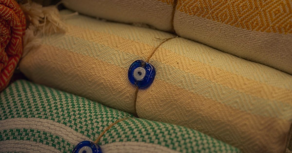 Hamile Yastığı Alıcısı 2026: Kimler Alıyor, Neden Alıyor? - assortment of colorful pregnancy pillows on display in a retail store