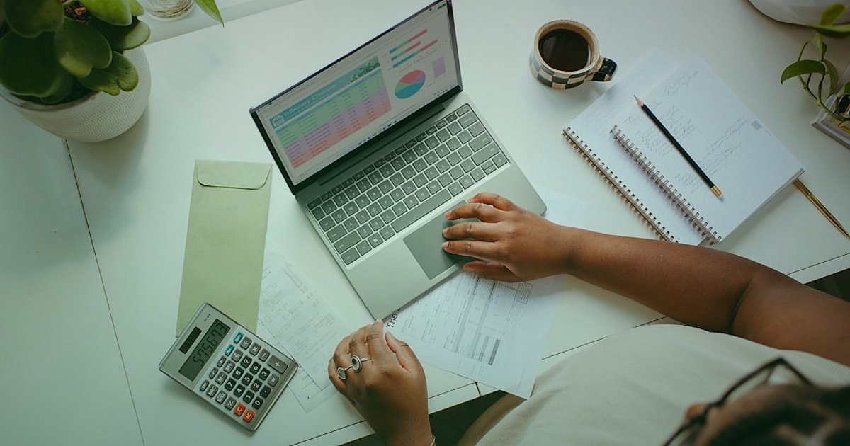 Harici Disk & SSD Fiyatlandırma Sırları: 2026'da Kâr Marjınızı Maksimize Edin - woman calculating costs on calculator with laptop