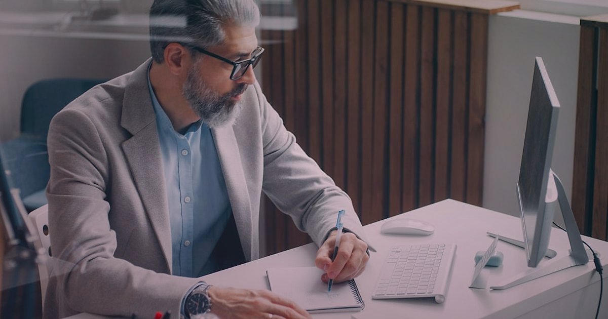 Harici Disk & SSD Fiyatlandırma Sırları: 2026'da Kâr Marjınızı Maksimize Edin - person filling out tax forms at desk computer