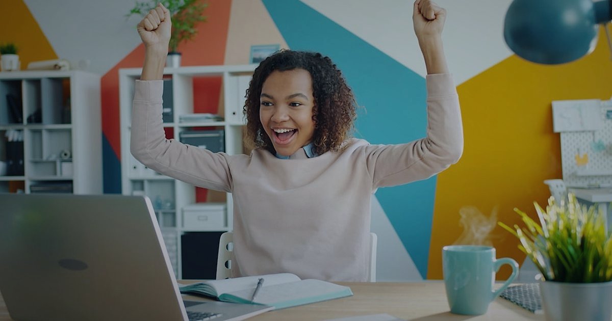 Harici Disk & SSD Fiyatlandırma Sırları: 2026'da Kâr Marjınızı Maksimize Edin - person celebrating success at desk with graphs