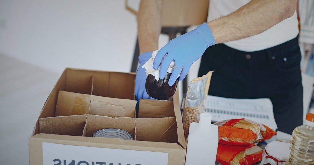 Hassas Gönderilerin Güvencesi: Bebek Sağlık & Güvenlik Kargo Sırları 2026 - hands carefully placing baby monitor into protective packaging box