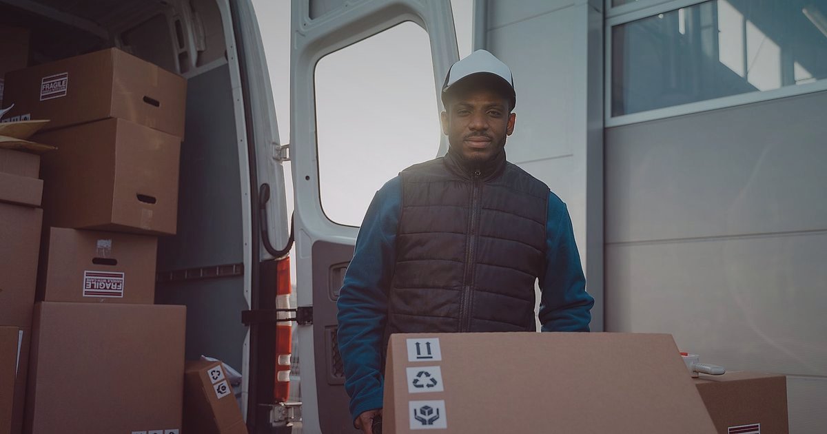 Hassas Gönderilerin Güvencesi: Bebek Sağlık & Güvenlik Kargo Sırları 2026 - business owner shaking hands with logistics manager in front of delivery trucks