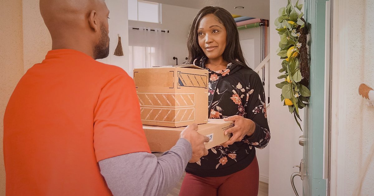 Hassas Gönderilerin Güvencesi: Bebek Sağlık & Güvenlik Kargo Sırları 2026 - happy parent receiving package from friendly delivery person at doorstep