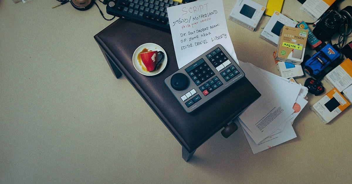 Hepsiburada Dropshipping 2026: Kârlı Başlangıç ve Başarı Rehberi - overhead view of a desk cluttered with various trending product samples and a laptop displaying market research data