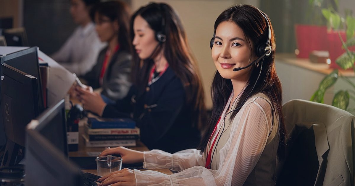 Hepsiburada Dropshipping 2026: Kârlı Başlangıç ve Başarı Rehberi - calm customer service representative calmly speaking on a headset, with a computer screen showing customer order details