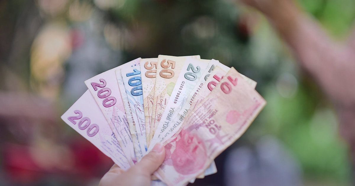 Hepsiburada Satıcı Olma 2026: Komisyonlar, Başvuru ve Kârlılık Rehberi - close-up of financial calculator with turkish lira banknotes and coins