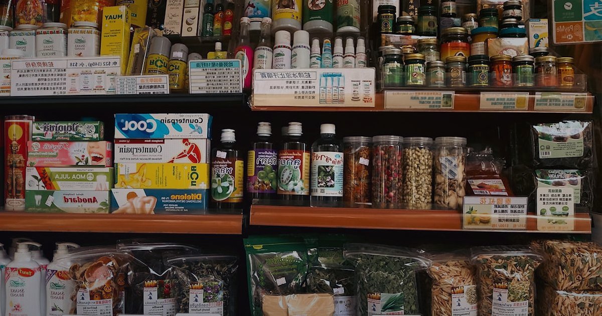Hepsiburada Satıcı Olma 2026: Komisyonlar, Başvuru ve Kârlılık Rehberi - vibrant display of various consumer products on a retail shelf