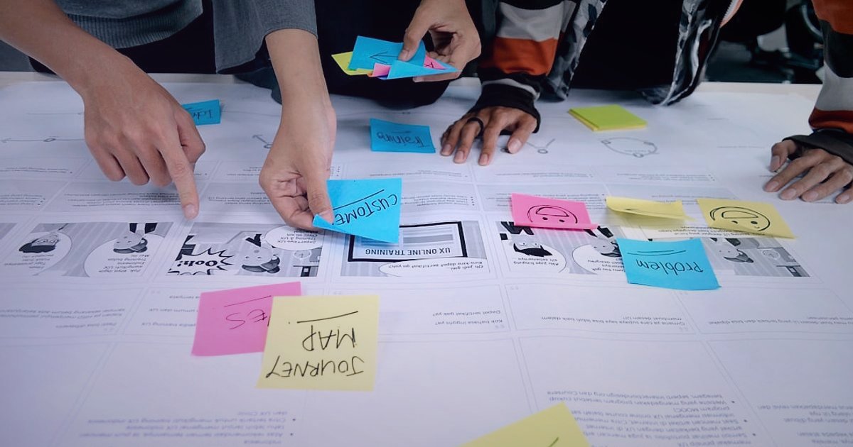 Hepsiburada Satıcı Olma 2026: Komisyonlar, Başvuru ve Kârlılık Rehberi - team collaborating around a table with sticky notes and charts