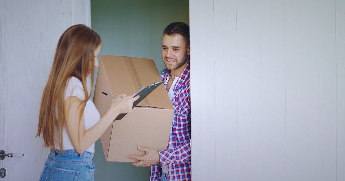 Hepsiburada'da Satıcı Olma 2026: Adım Adım Başlangıç Rehberi - delivery person handing a package to a customer at their doorstep