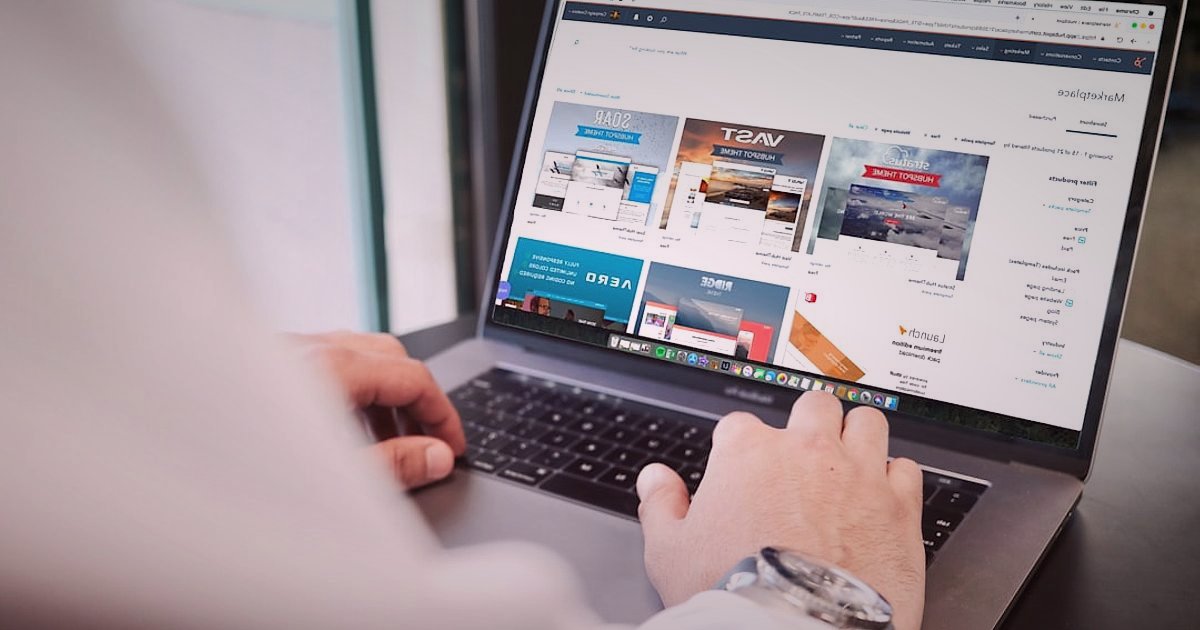 Hijyenik Ped Tedarikçisi Bulma ve Doğrulama: 2026 Güven Sinyalleri - person checking business registration documents online