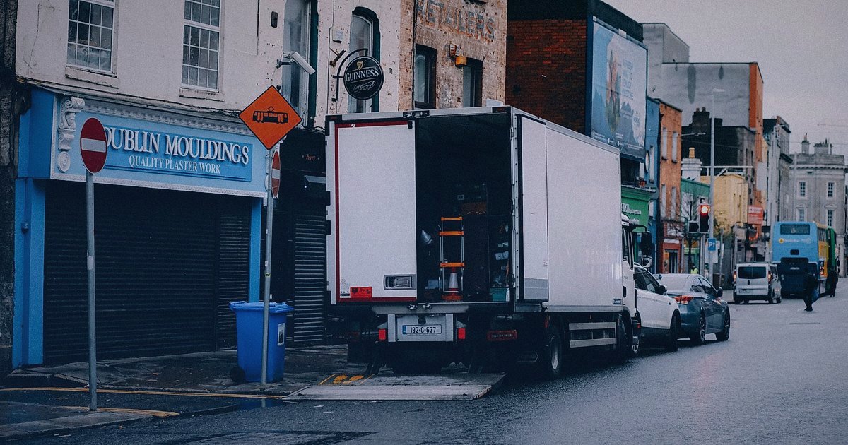 Hobi ve El Sanatları Malzemeleri Lojistiği 2026: Kargo, Paketleme ve Teslimatta Zirveye Çıkın! - delivery truck arriving at a vibrant craft store during sunset