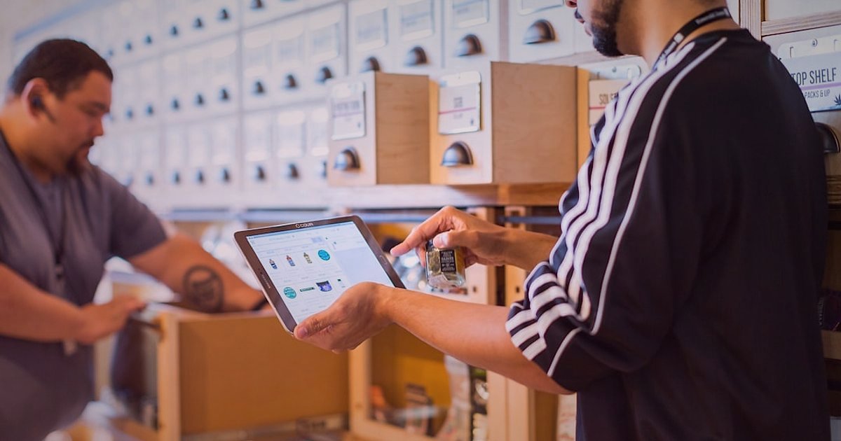 Hobi ve El Sanatları Malzemeleri Lojistiği 2026: Kargo, Paketleme ve Teslimatta Zirveye Çıkın! - person using a tablet to manage inventory and shipping labels for craft supplies