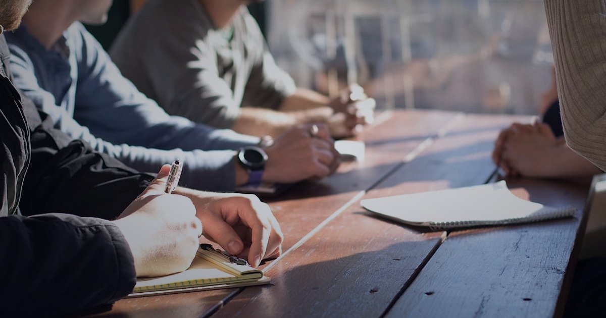 İleri Seviye Dropshipping: 2026'da E-Ticarette Başarıya Ulaşmanın Yolları - team discussing marketing strategy around a table