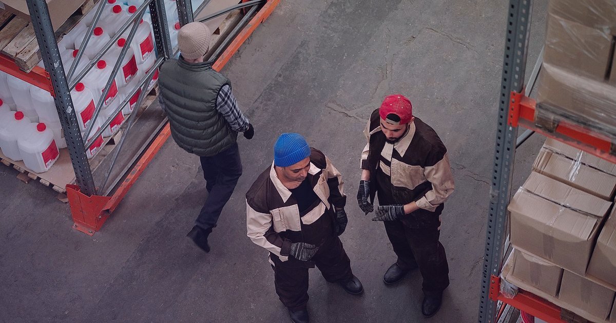İleri Seviye Dropshipping: 2026'da E-Ticarette Başarıya Ulaşmanın Yolları - supplier meeting with warehouse staff